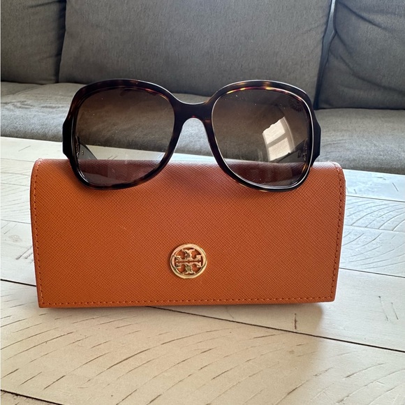 Tory Burch NWOT Tortoise Shell Sunglasses with Case - Picture 1 of 5